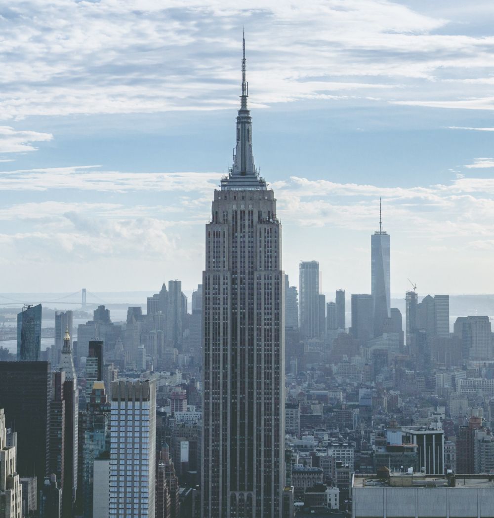 Manhattan mit Empire State Building im Vordergrund