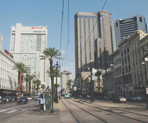 Canal Street in New Orleans, im Hintergrund befinden sich zwei große bekannte Hotels