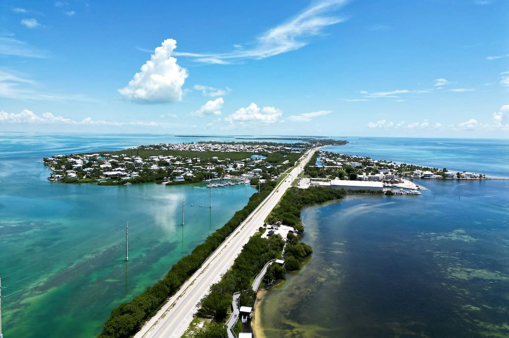 Florida Keys umgeben von türkisblauem Wasser