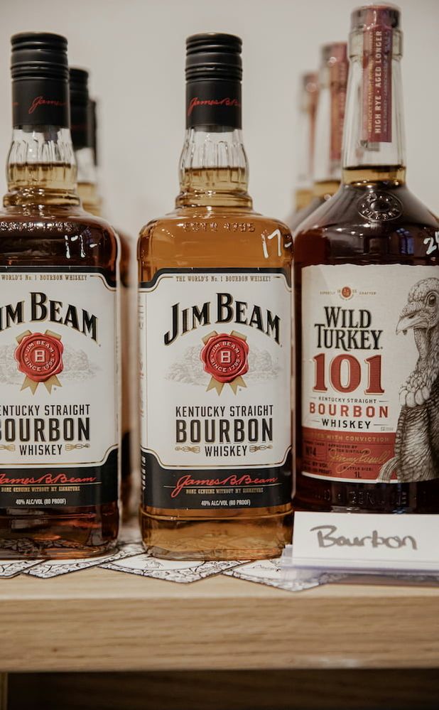 Flaschen von Jim Beam Bourbon und Wild Turkey 101 Bourbon