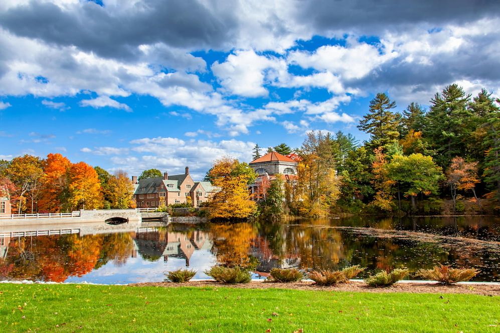 Zwei alte Villen umgeben von einem See und einem Wald aus Laubbäumen in herbstlichen Farben